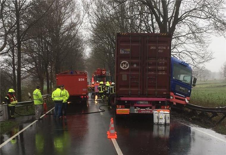 B71 gesperrt: Lkw landet bei Beverstedt im Seitenraum Ein Lkw ist auf der B71 bei Beverstedt in den Seitenraum gerutscht.