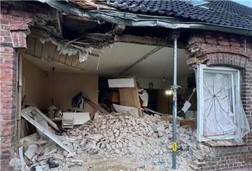 Ein Lkw ist in ein Wohnhaus gefahren.