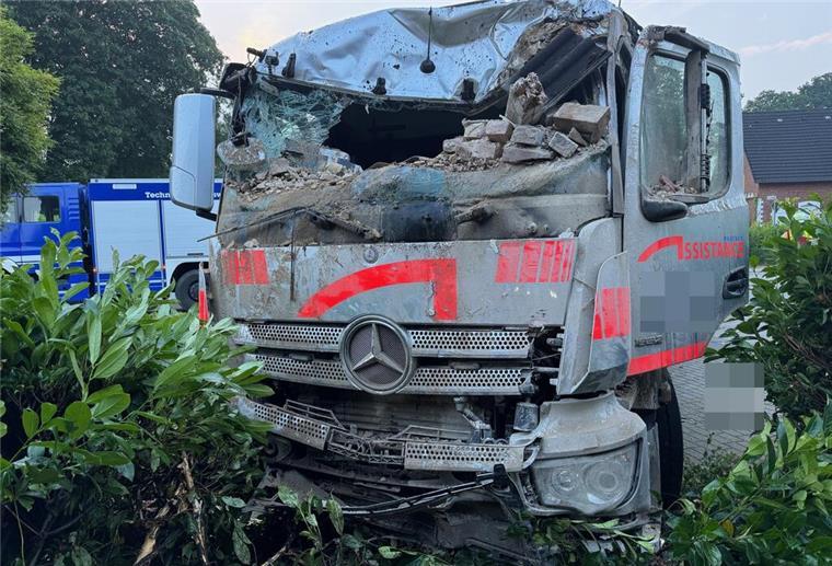 Heftiger Unfall: Tonnenschwerer Lkw kracht in Wohnhaus Ein Lkw ist in ein Wohnhaus gefahren.