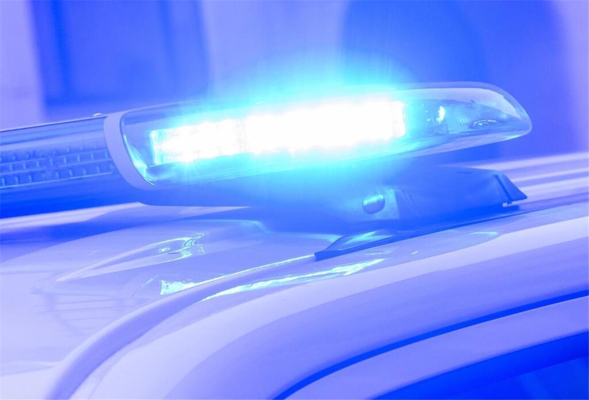 Ein Blaulicht leuchtet auf einem Einsatzfahrzeug der Polizei. (zu dpa: «Werkzeugdiebstähle aus Transportern häufen sich»)