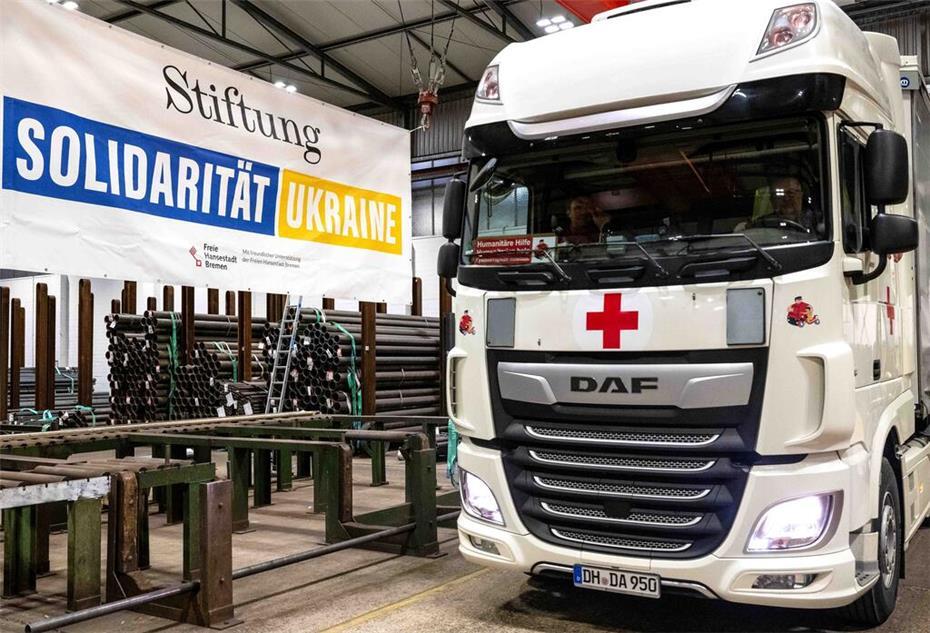 Ein LKW mit Hilfsgütern bei der Abfahrt.