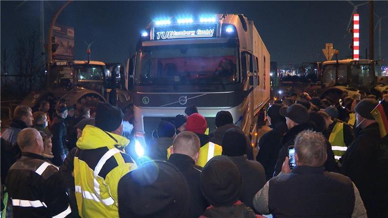 Ein LKW steckt in der Blockade von Landwirten auf einer Kreuzung mit Zufahrt zum Hafen im Süden von Hamburg.