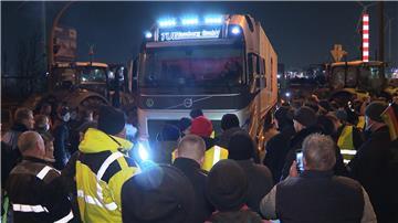 Ein LKW steckt in der Blockade von Landwirten auf einer Kreuzung mit Zufahrt zum Hafen im Süden von Hamburg.
