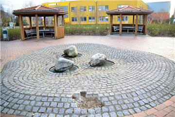 Ein Loch klafft in der Pflasterung des Kurpark-Brunnens. Hier hat blinde Zerstörungswut zugeschlagen.