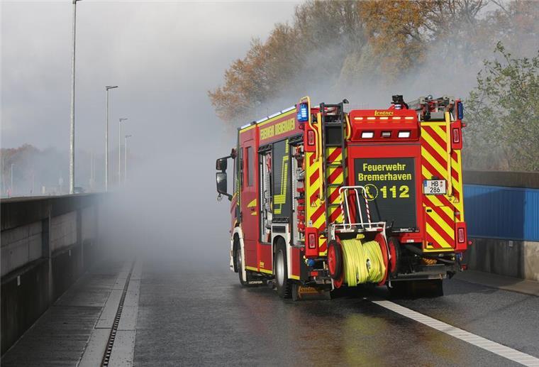 Ein Löschfahrzeug der Feuerwehr fährt während der Übung in den Hafentunnel.