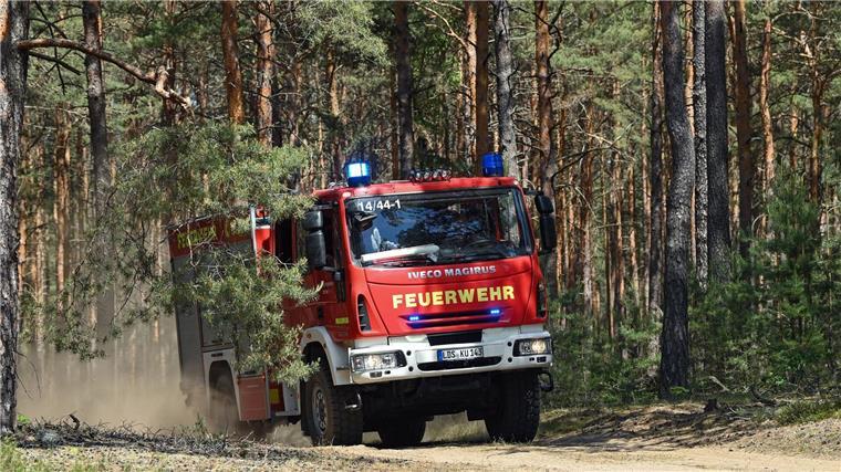 Kleiner Brand am Brocken gelöscht Ein Löschfahrzeug der Feuerwehr fährt zu einem Einsatz.