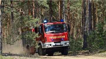 Ein Löschfahrzeug der Feuerwehr fährt zu einem Einsatz.