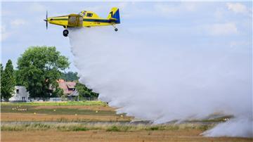 Ein Löschflugzeug wirft am Flughafen Braunschweig-Wolfsburg bei einer Vorführung Wasser ab.