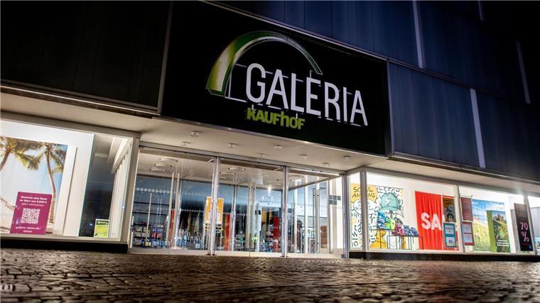 Galeria in Oldenburg: Lies hofft weiter auf Rettung Ein Logo hängt an einer Filiale von Galeria Karstadt Kaufhof in der Innenstadt.