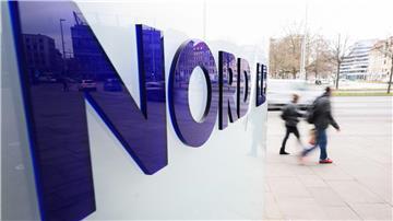 Ein Logo steht am Eingang der Norddeutschen Landesbank.