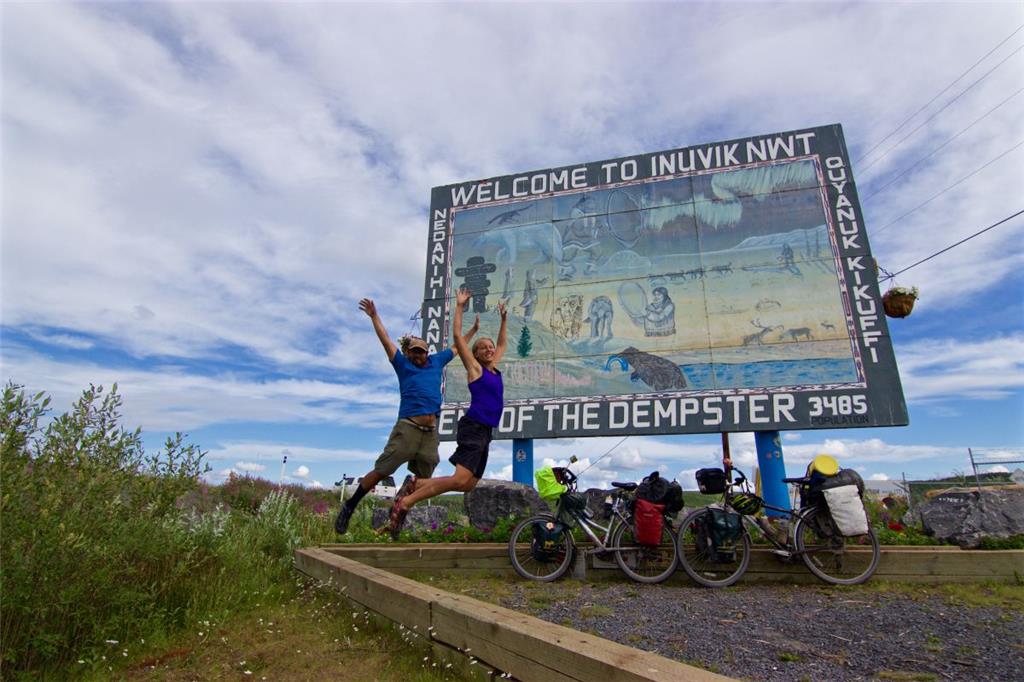 Ein Luftsprung vor Freude: Annika Wachter und Roberto Gallegos erreichen nach 13 Tagen das Ende des Dempster Highways in Kanada.