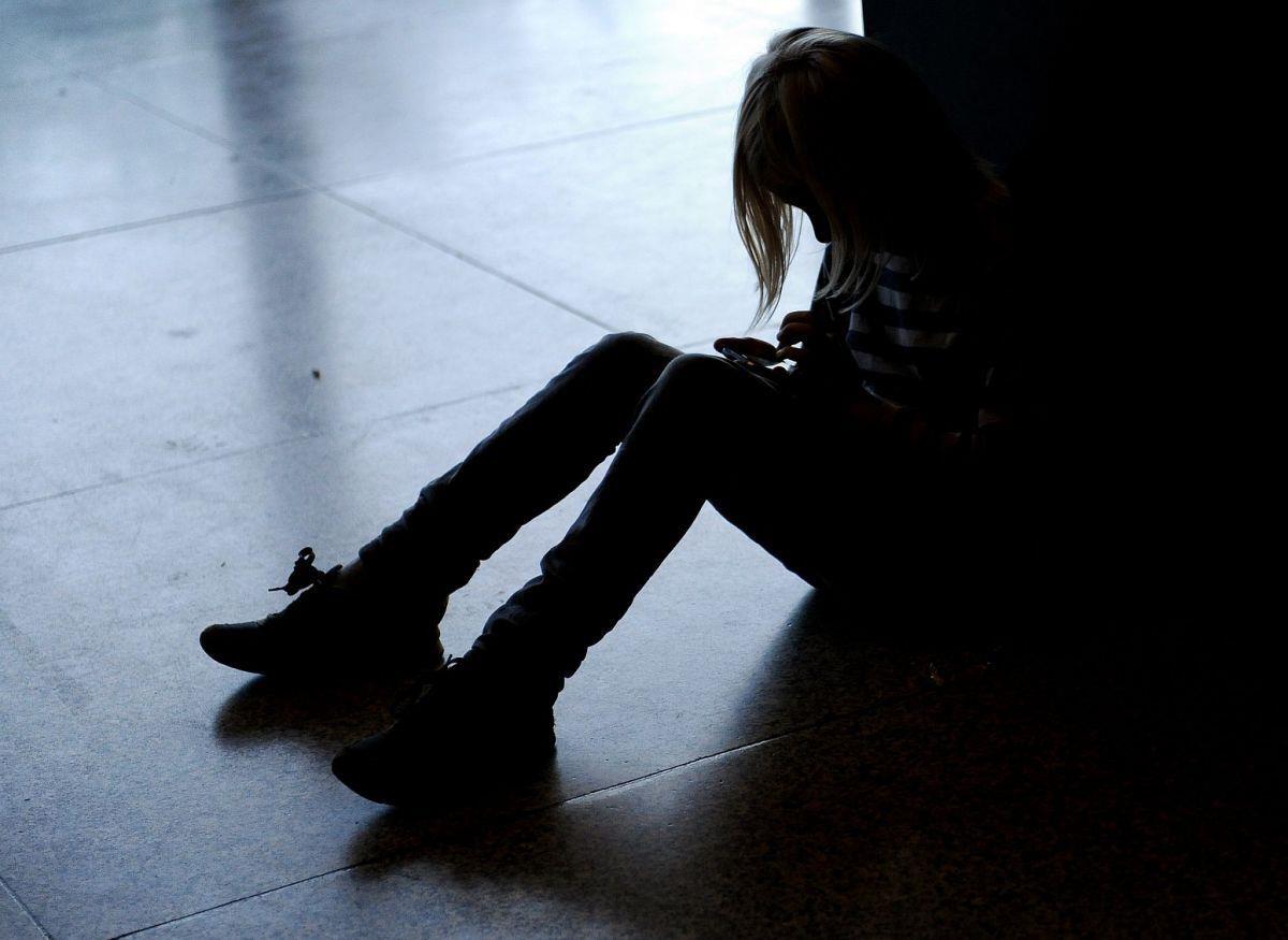 Frage in Zeven: Wie steht es um die Rechte von Kindern? Ein Mädchen sitzt allein auf dem Fußboden und hat den Kopf gesenkt. Die Kinderrechtskonvention der Vereinten Nationen sieht unter anderem den Schutz vor Diskriminierung vor. Wie es in Deutschland um ihre Einhaltung bestellt ist, wird Johannes Schmidt in einem Vortrag in Zeven erläutern.