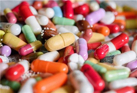Ein Mädchen soll in Hildesheim Tabletten verteilt haben.