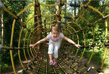 Ein Mädchen tastet sich durch einen Klettertunnel: Plätze mit Spielangeboten für junge und auch ältere Kinder wünschen sich Eltern aus Tarmstedt. 