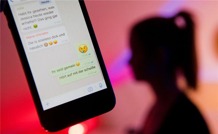 Tarmstedt: Polizist hält Smartphones für "Killerwerkzeuge" Ein Mädchen zeigt das Display eines Smartphones mit einem fiktiven Chatverlauf beim Messenger WhatsApp, in dem ein Mädchen beleidigt wird (gestellte Szene).