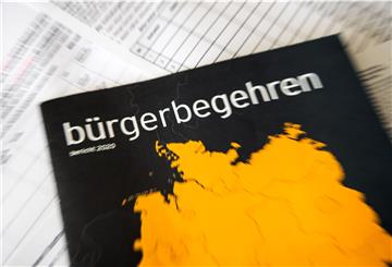 Ein Magazin mit der Aufschrift «Bürgerbegehren» liegt auf einem Schreibtisch.