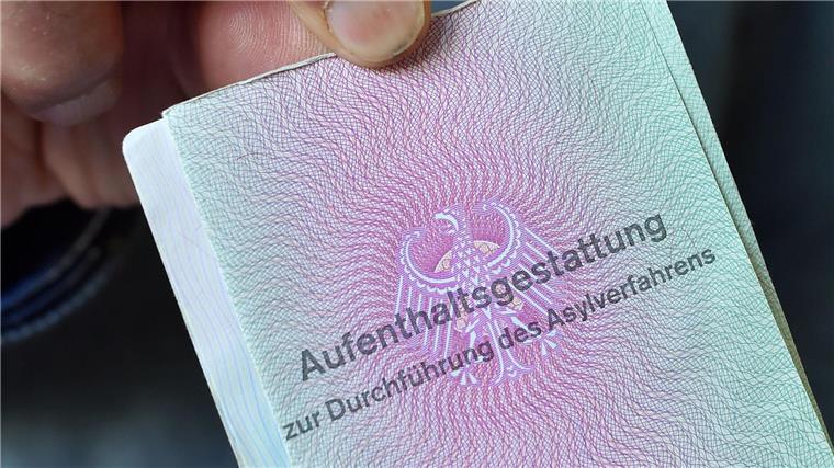 Rund 6700 Anträge für Chancen-Aufenthaltsrecht Ein Mann aus Syrien zeigt in der Gemeinschaftsunterkunft für Flüchtlinge seine Aufenthaltsgestattung.