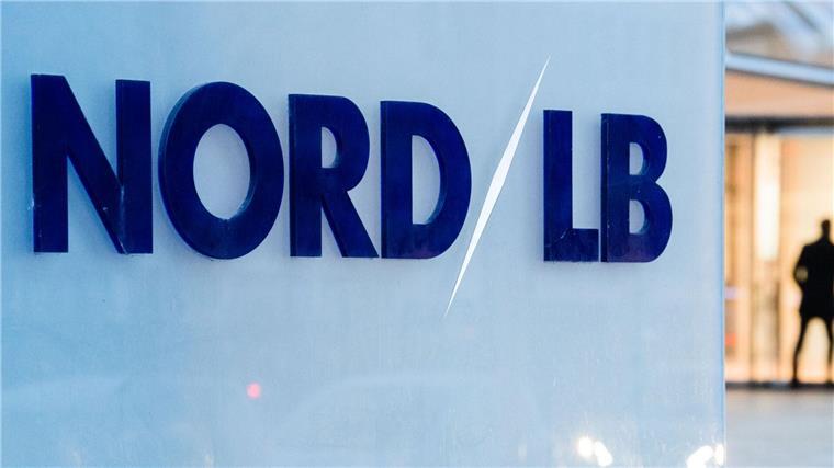 Ein Mann betritt die Norddeutsche Landesbank (NordLB) in Hannover.