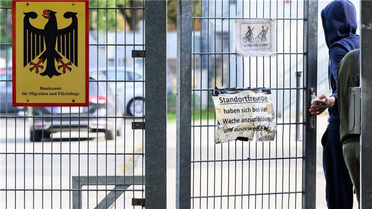 Niedersachsen rechnet bis September mit 21.000 Geflüchteten Ein Mann betritt neben einem Schild vom Bundesamt für Migration und Flüchtlinge die Landesaufnahmebehörde Niedersachsen am Standort Braunschweig.
