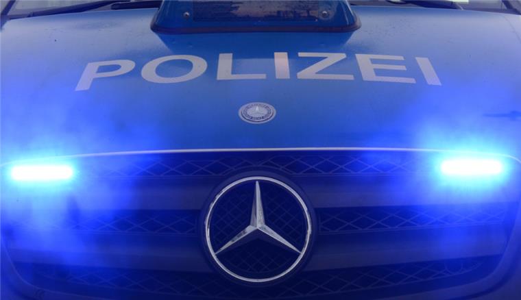 Loxstedt: Falscher Wasserwerker bestiehlt Seniorin Ein Mann, der sich als Mitarbeiter des Wasserverbandes Bremerhaven ausgegeben hat, hat in Loxstedt einen Senioren bestohlen.