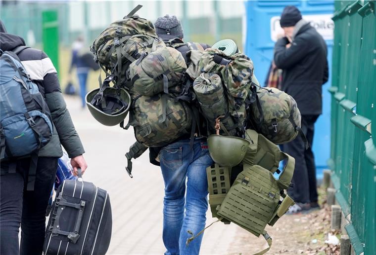 Würden Deutsche in den Krieg ziehen? Ein Mann, der zuvor aus der Ukraine geflohen war, trägt am Grenzübergang in Medyka eine Kampfausrüstung, als er Polen verlässt, um in der Ukraine zu kämpfen.