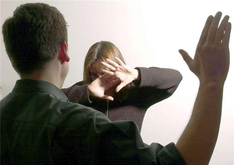 Ein Mann erhebt die Hand gegen seine Ehefrau. Szenen wie diese sind leider immer noch keine Seltenheit.
