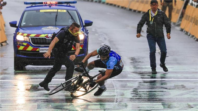 Mit Rad im Tour-Zielbereich: Sicherheitskräfte stoppen Mann Ein Mann fährt bei der Tour de France unerlaubt über die Strecke.