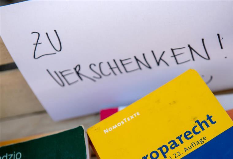 Hunderte Euro in „Zu-Verschenken-Kiste“ gefunden Zum Themendienst-Bericht vom 10. September 2021: Na, wer braucht das Europarecht? Die gut gemeinte Zu-Verschenken-Kiste ist streng genommen eine illegale Entsorgung.