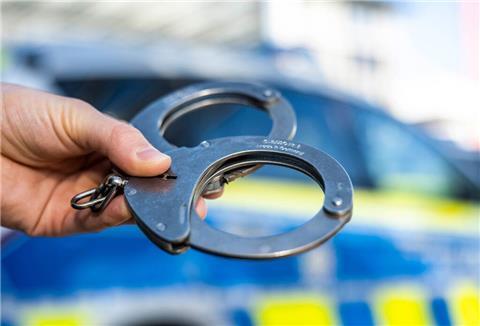 Ein Mann fühlte sich durch zu laute Gespräche in der Nacht gestört und bedrohte die betroffenen Personen mit einem Baseballschläger. Die Polizei ermittelt. 