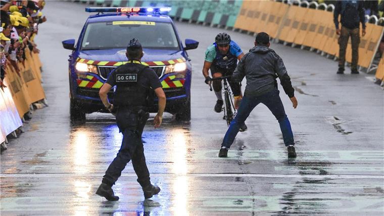 Störaktion bei Tour: Mann zu Bewährungsstrafe verurteilt Ein Mann fuhr bei der 17. Tour-Etappe mit seinem Rad unmittelbar vor der Ankunft der Profis in den Zielbereich.