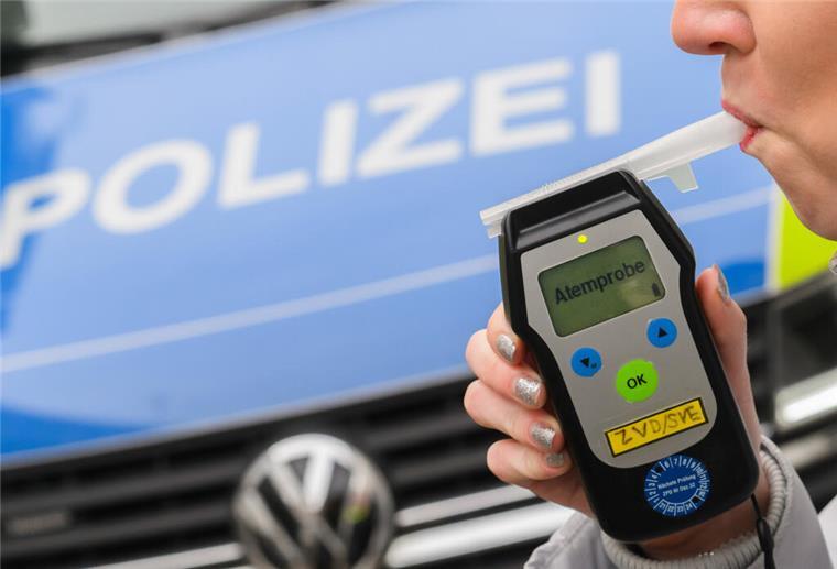 Das Bier war leer: 60-Jähriger fährt betrunken mit dem Rasenmäher einkaufen ARCHIV - 28.01.2025, Niedersachsen, Hannover: ILLUSTRATION - Eine Frau führt einen Alkoholtest (Atemtest) durch, mit dem sie auf ihre Fahrtüchtigkeit hin überprüft wird (gestellte Szene). (zu dpa: «Unterwegs mit Rasenmäher: Betrunkener holt mehr Bier») Foto: Julian Stratenschulte/dpa +++ dpa-Bildfunk +++
