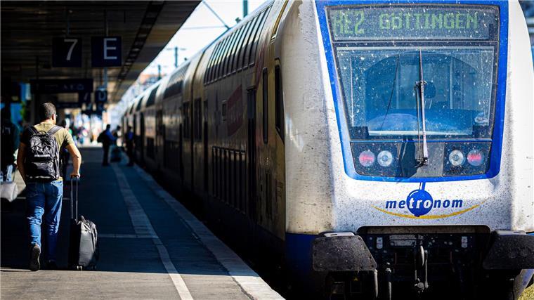 Verkehrsgesellschaft unzufrieden mit Regionalverkehr Ein Mann geht einen Bahnsteig im Hauptbahnhof entlang.