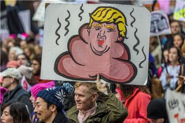 Ein Mann hält ein Plakat mit eindeutiger Symbolik bei der Anti-Trump-Kundgebung "Marsch der Frauen" in New York.