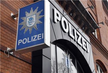 Ein Mann hat auf einem Polizeirevier in Bremerhaven drei Beamte angegriffen.