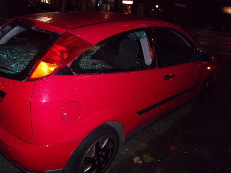 Ein Mann hat fast alle Scheiben des Ford Focus in Bremerhaven-Lehe eingeschlagen.