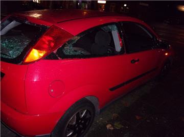 Ein Mann hat fast alle Scheiben des Ford Focus in Bremerhaven-Lehe eingeschlagen.