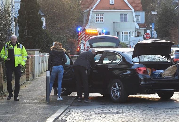Polizisten untersuchen einen PKW. 