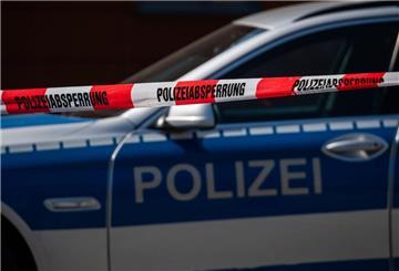 ARCHIV - Ein Polizeiauto steht hinter einem Absperrband der Polizei. Foto: Robert Michael/dpa-Zentralbild/dpa/Symbolbild