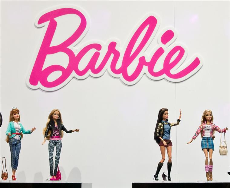 Ein Mann hat in Bremerhaven eine Barbie stehlen wollen. 
