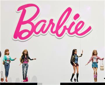 Ein Mann hat in Bremerhaven eine Barbie stehlen wollen. 