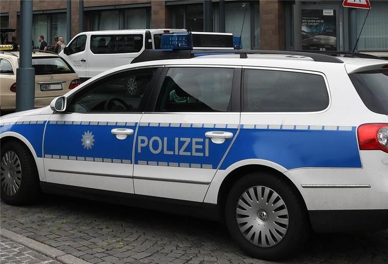 Bremerhavener pinkelt gegen Streifenwagen und greift Polizisten an Ein Mann hat in Bremerhaven gegen einen Streifenwagen uriniert.