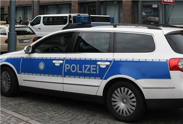 Ein Mann hat in Bremerhaven gegen einen Streifenwagen uriniert.