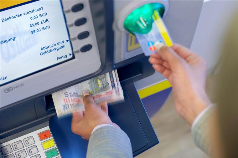 Mann pinkelt Kontoauszugsdrucker kaputt Ein Mann hat in Celle einen Kontoauszugsdrucker als Urinal missbraucht.
