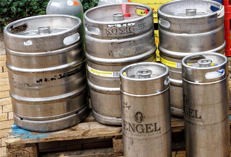 Bremen: Mann versucht großes Bierfass aus Lokal zu klauen Arbeiter eines Getränkeservice beliefern die Gastrobetriebe der Innenstadt von Timmendorfer Strand.