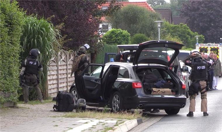 Festnahme nach SEK-Einsatz in Oldenburg Ein Mann hat sich am Mittwochvormittag in seinem Haus in Oldenburg verschanzt. Das SEK nahm den Mann fest.