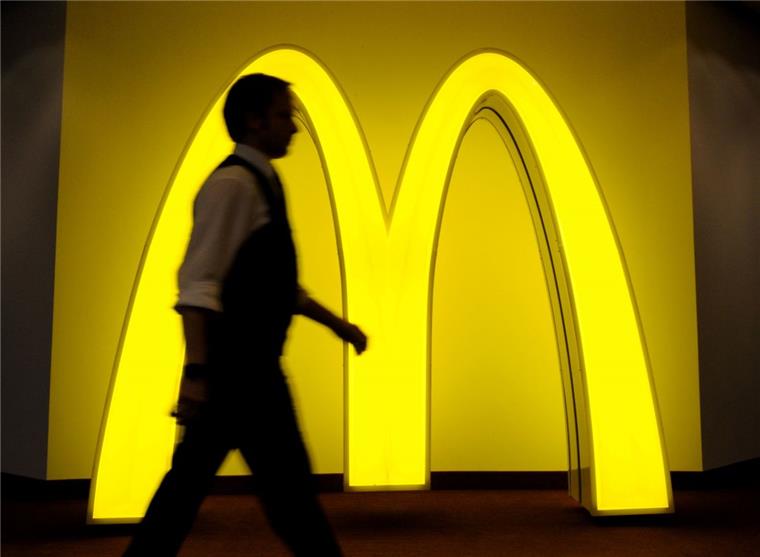 Ein Mann hat sich bei McDonald's in Bremerhaven-Geestemünde daneben benommen.
