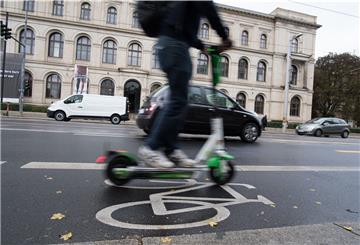 Ein Mann hat sich mit einem E-Scooter verbotenerweise auf die Autobahn „getraut“.