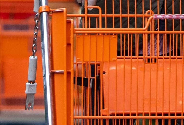 Bremerhaven: Beladener Einkaufswagen kollidiert mit Pkw auf Parkplatz Einkaufswagen Baumarkt