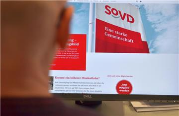Ein Mann informiert sich im Internet über das Angebot des Sozialverbandes Deutschland (SoVD). Der wirbt damit, eine starke Gemeinschaft zu sein. Im Zevener Ortsverband gibt es allerdings Auflösungserscheinungen. 