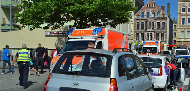 Mann fährt in Bremerhaven ungebremst in wartende Autos Ein Mann ist am Dienstag ungebremst in eine Schlange wartender Autos gefahren.